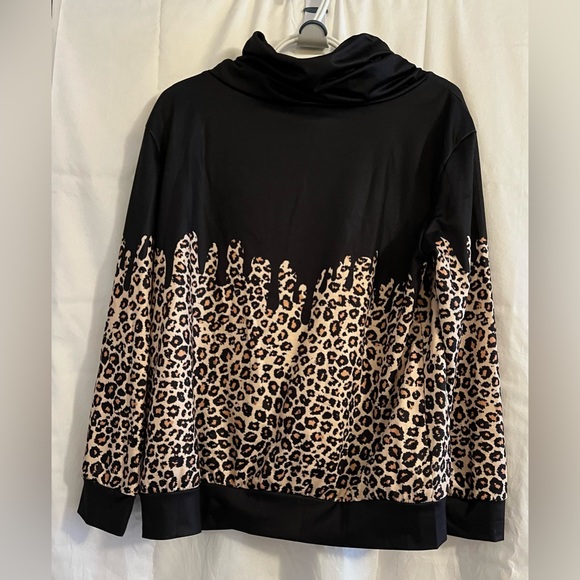Leopard print pullover. - Picture 2 of 2